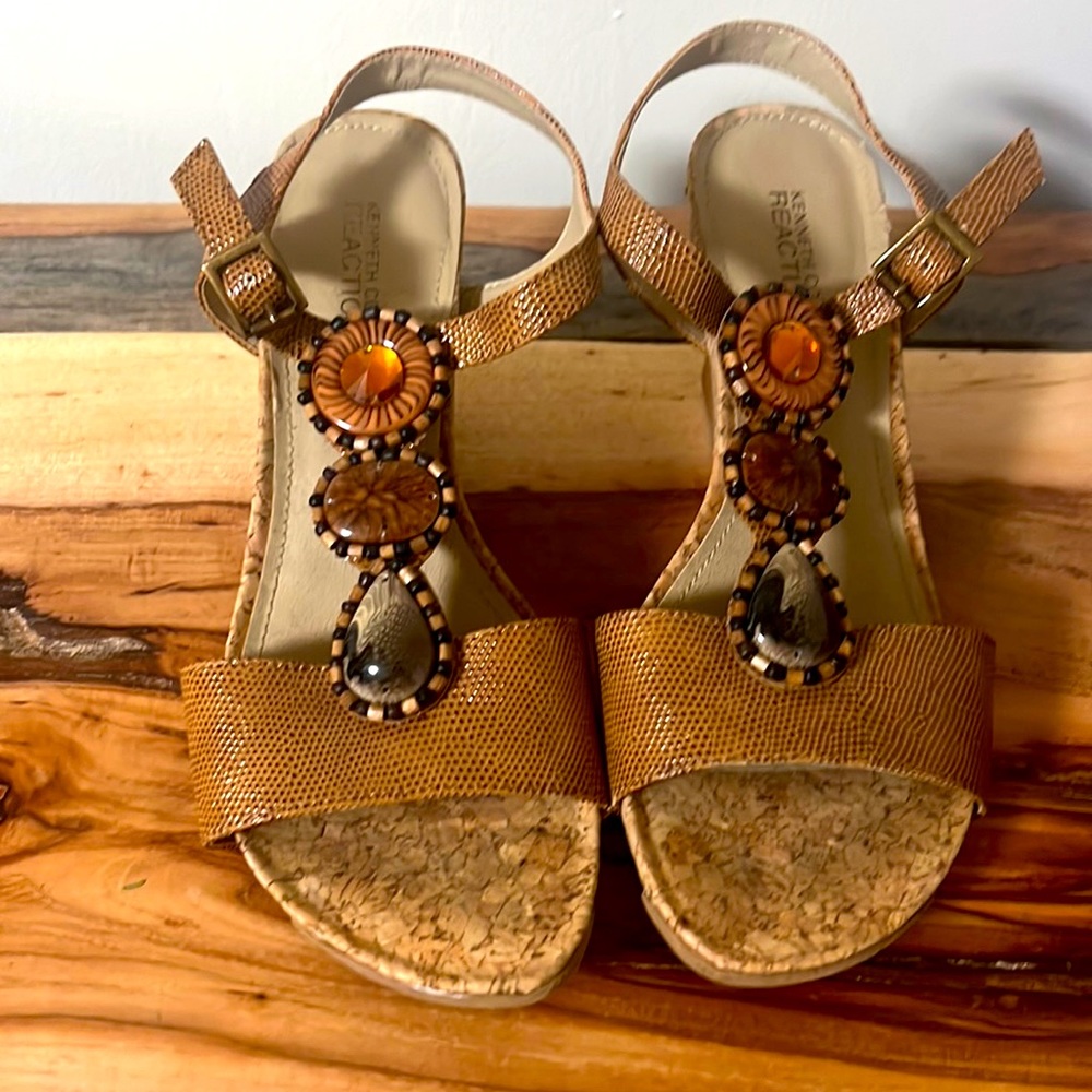 Kenneth Cole Reaction wedges Sandles.
